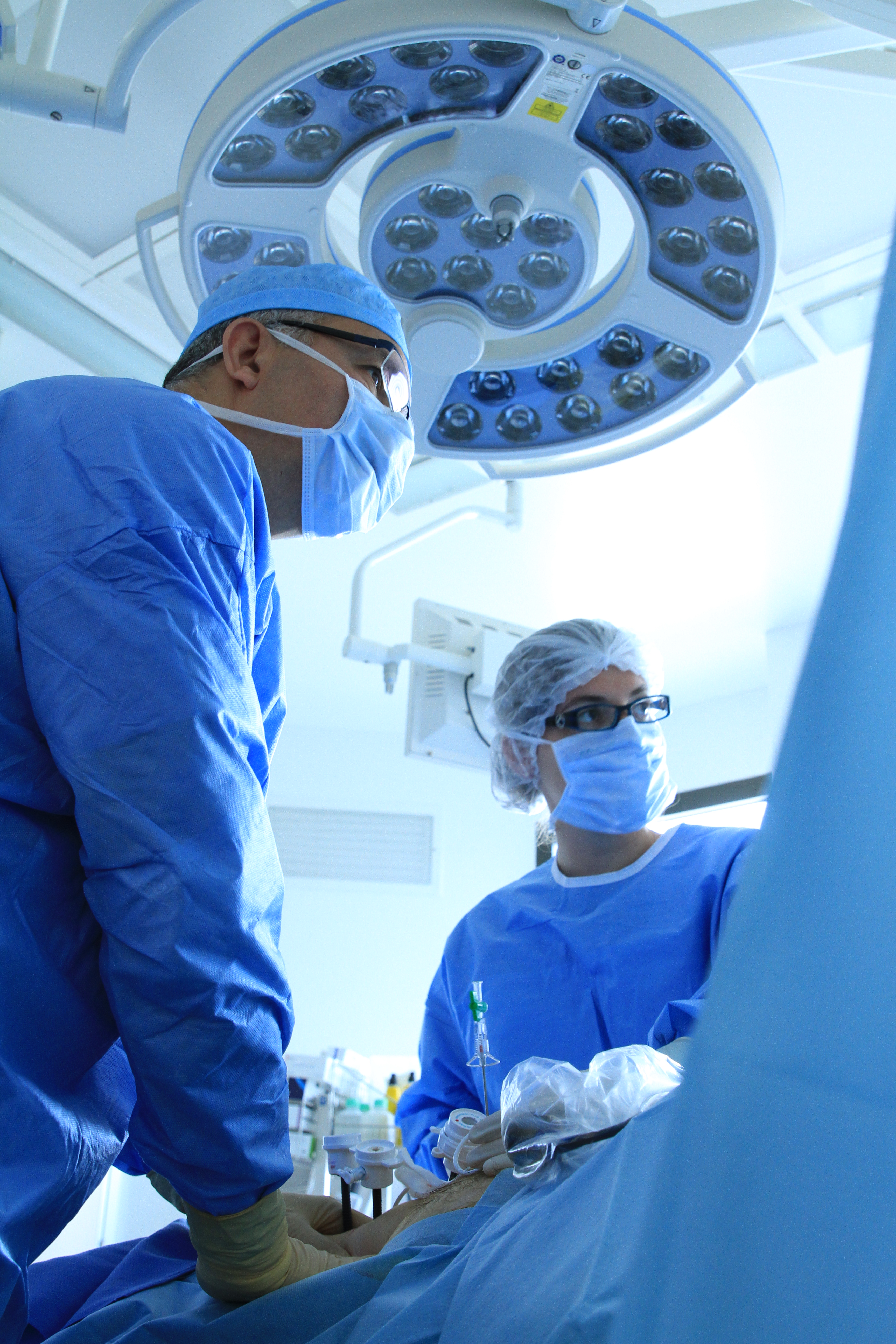 Chirurgiens durant une opération